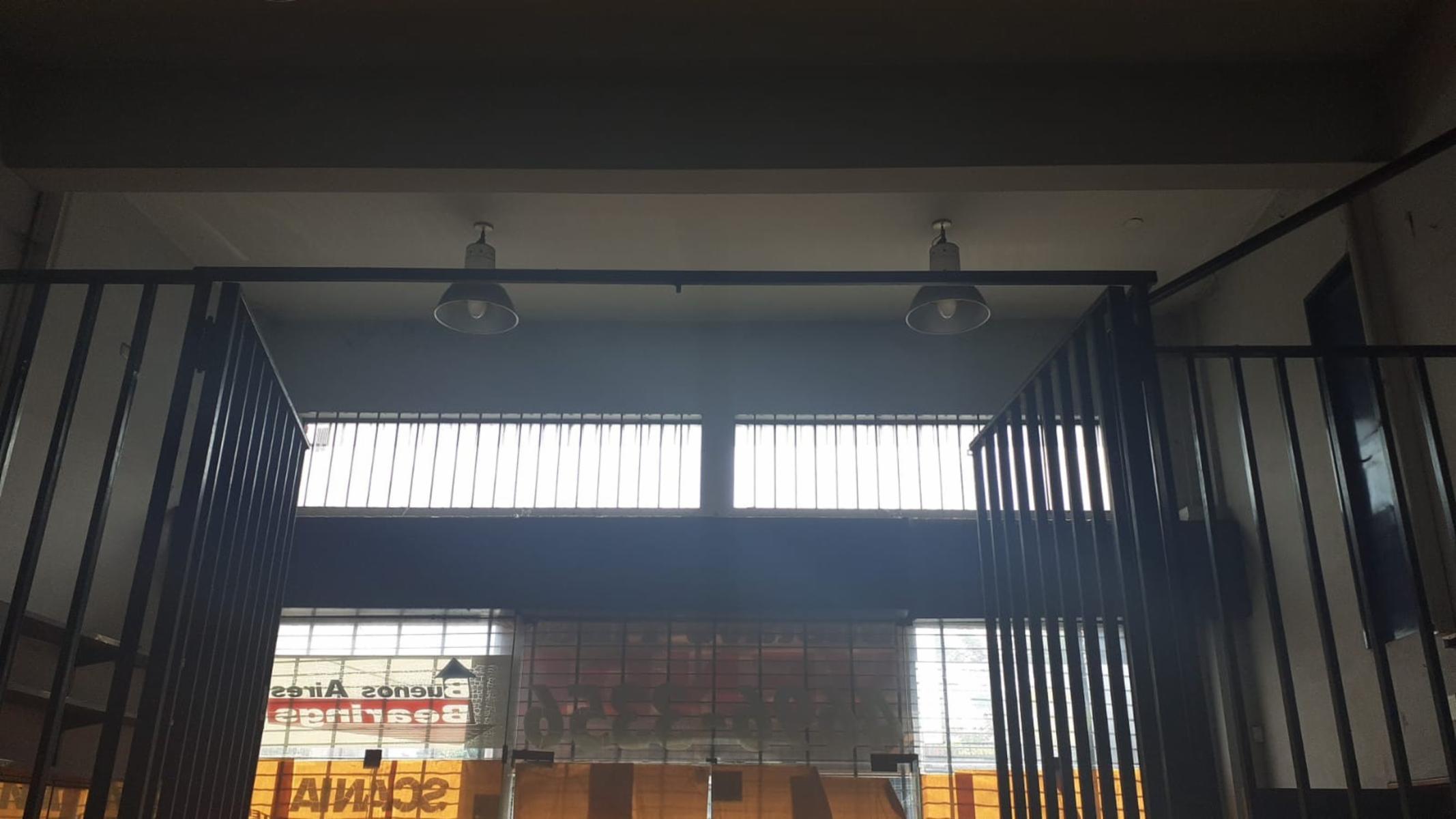 SE VENDE ÁMPLIO LOCAL COMERCIAL CON ENTREPISO E IMPORTANTES OFICINAS — foto 15