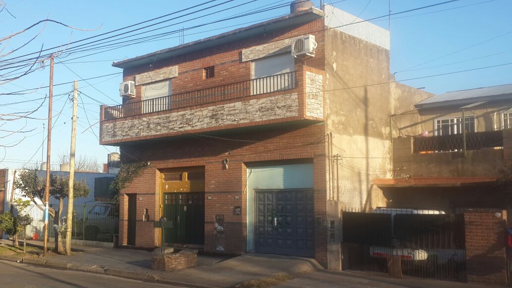 EXCELENTE PROPIEDAD CON TRES DEPARTAMENTOS EN BLOQUE O SUBDIVIDIDO