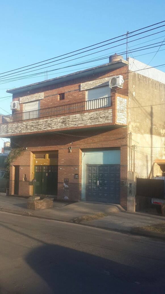 EXCELENTE PROPIEDAD CON TRES DEPARTAMENTOS EN BLOQUE O SUBDIVIDIDO — foto 2