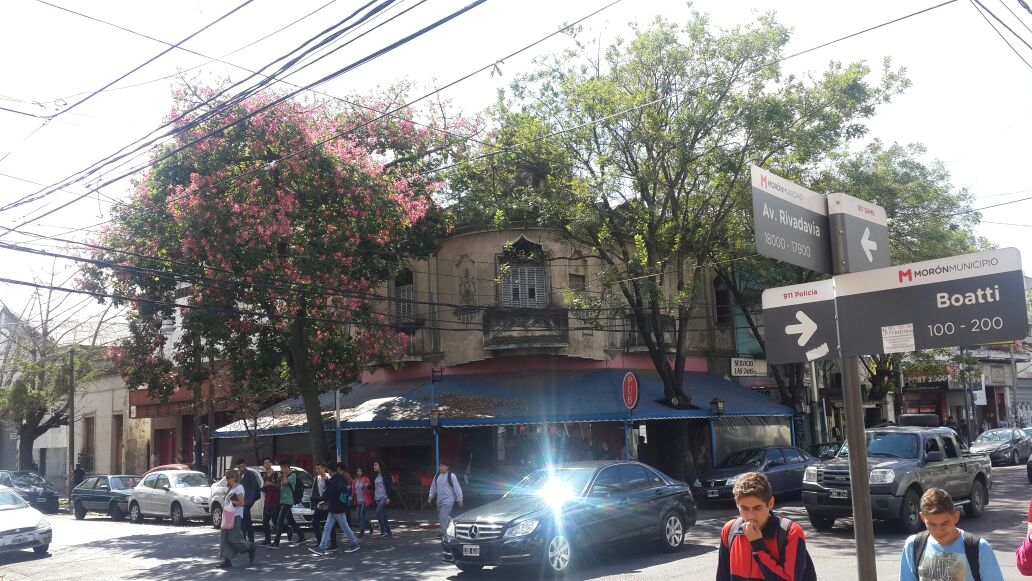 ESQUINA - PLANTA ALTA - EN ZONA CÉNTRICA IDEAL - USO PROFESIONAL — foto 2