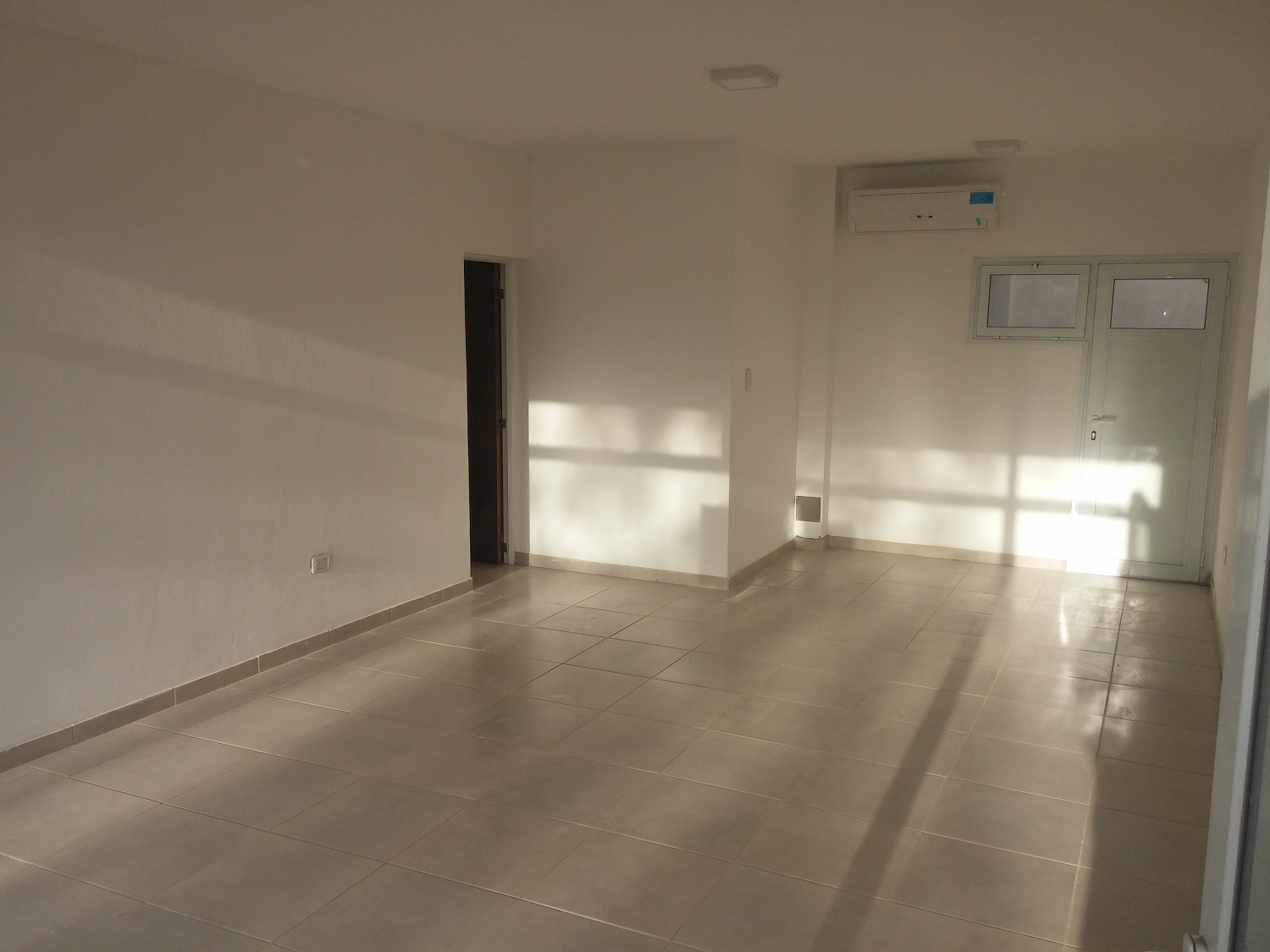 SE ALQUILAN-VENDEN LOCALES COMERCIALES Y OFICINAS (A ESTRENAR) - 10