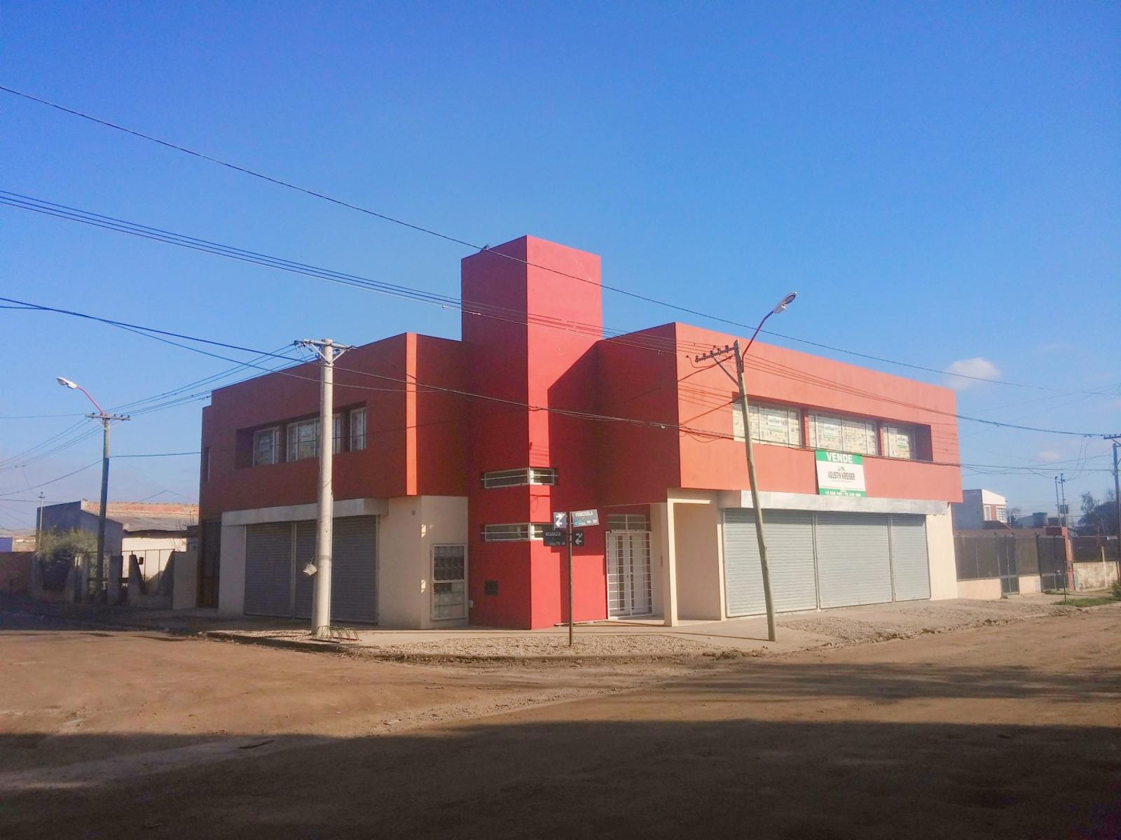 SE ALQUILAN OFICINAS EN COMPLEJO VENEZUELA 114 DE VIEDMA - 1