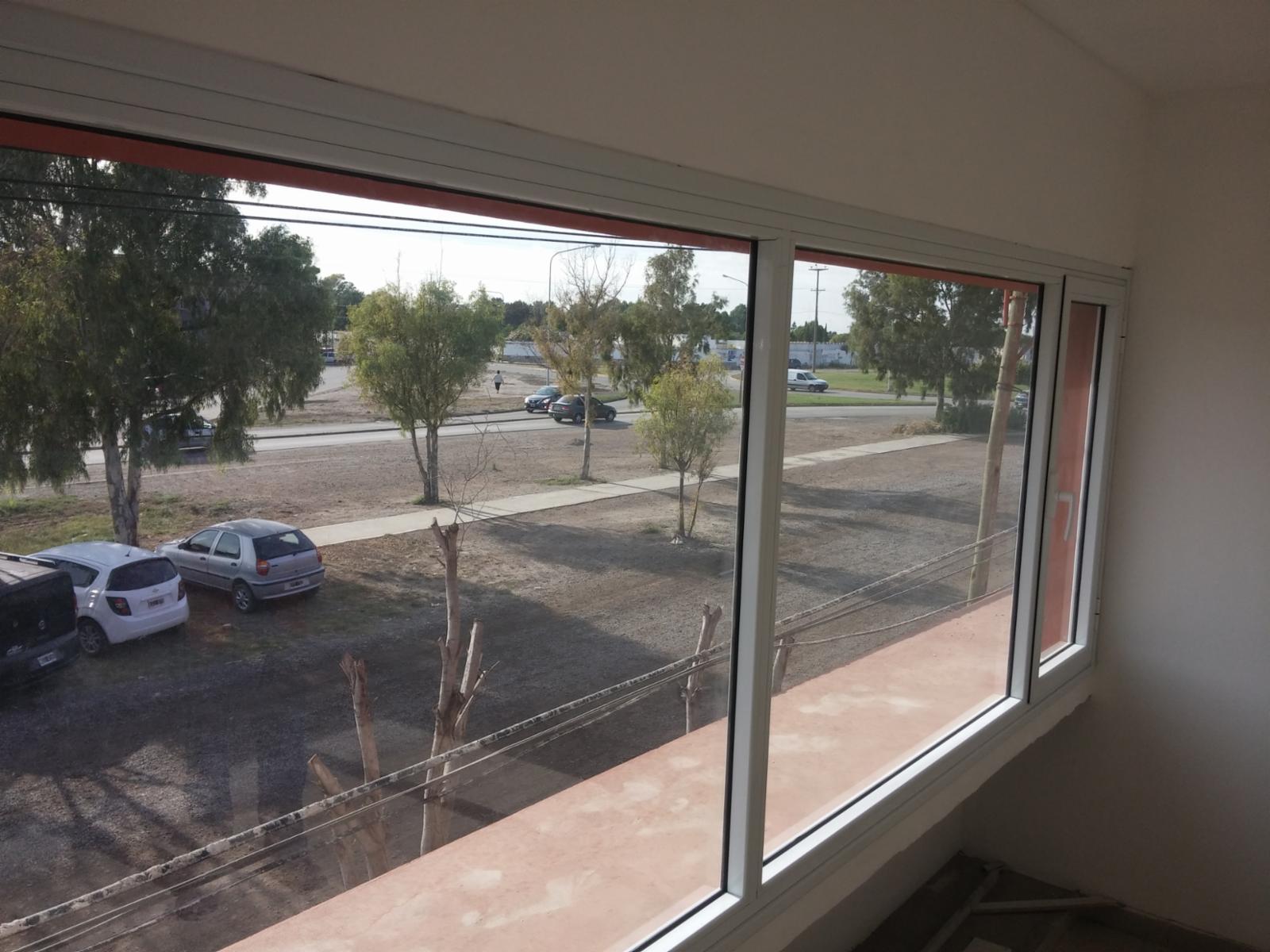 SE ALQUILAN OFICINAS EN COMPLEJO VENEZUELA 114 DE VIEDMA - 14