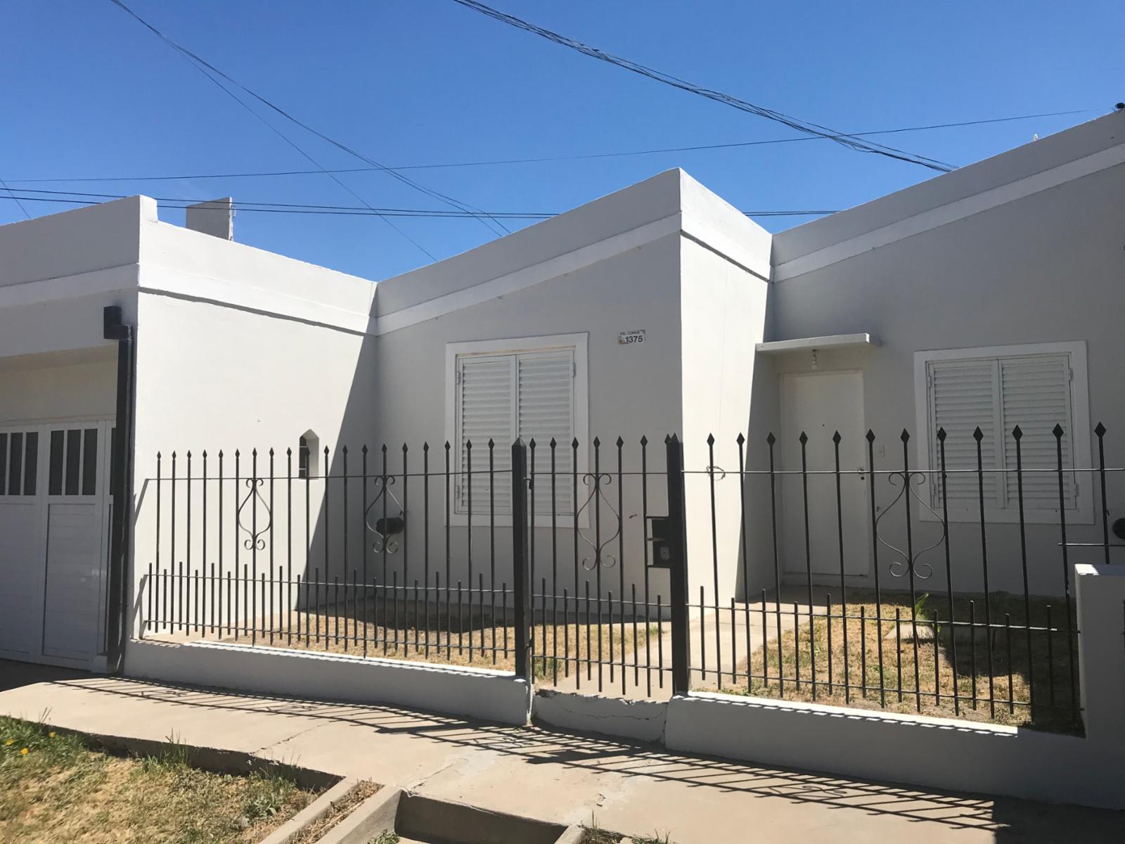 SE VENDE/ALQUILA CASA DE 2 HAB EN BARRIO JARDIN DE VIEDMA