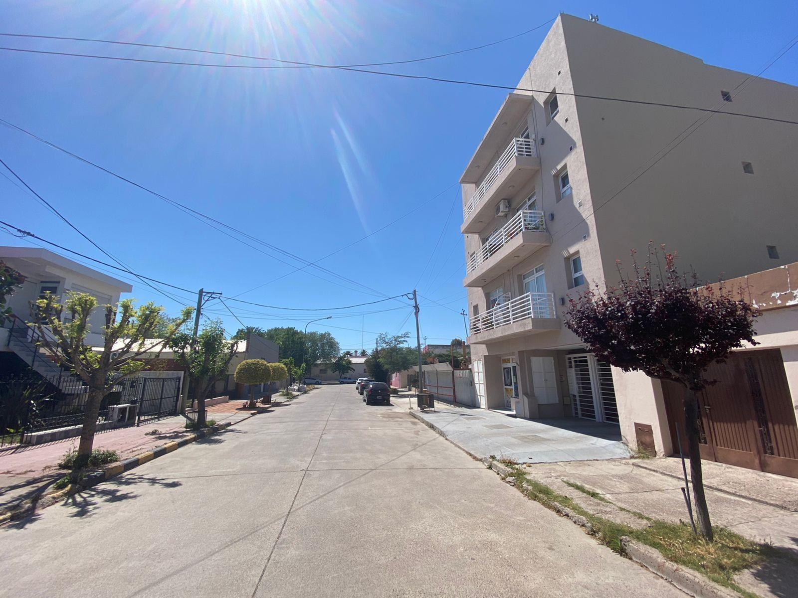 SE VENDE HERMOSA CASA CENTRICA VIEDMA — foto 9