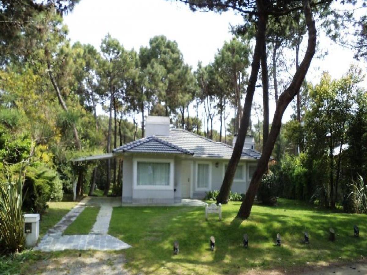 MODERNA CASA EN VENTA EN EXCLUSIVA ZONA - PINAMAR NORTE