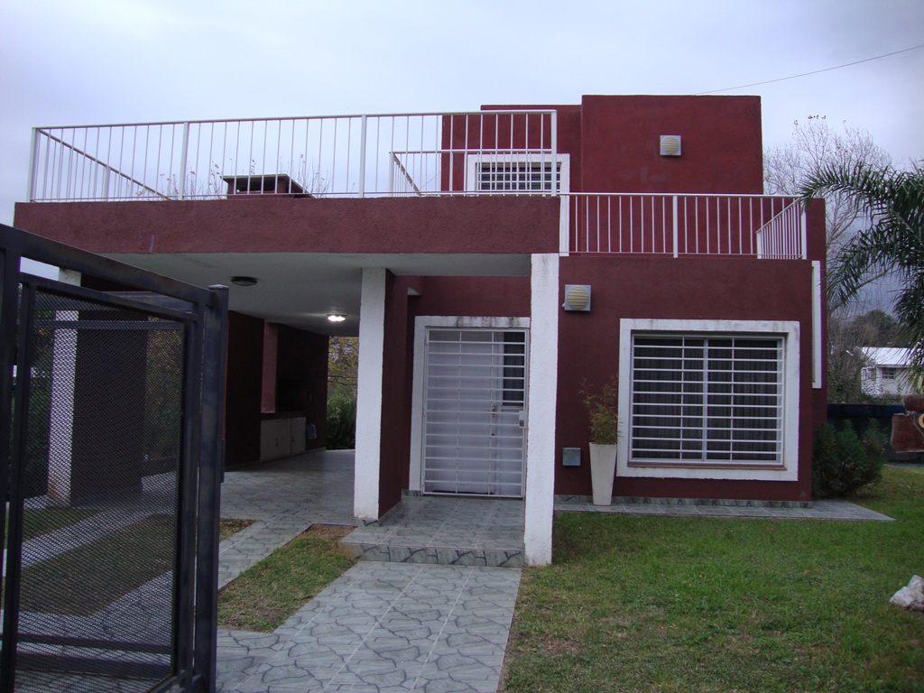 MUY LINDA CASA EN VENTA EN CARLOS PAZ, CON PILETA Y AMPLIO PARQUE. Todos los Servicios. — foto 2