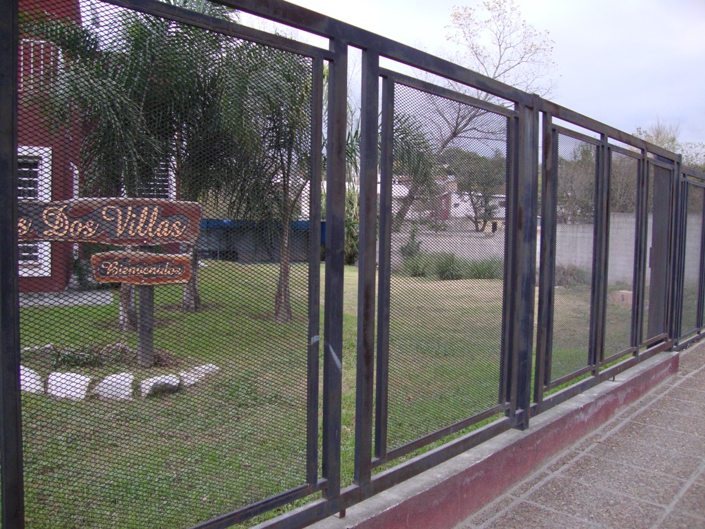 MUY LINDA CASA EN VENTA EN CARLOS PAZ, CON PILETA Y AMPLIO PARQUE. Todos los Servicios. — foto 3