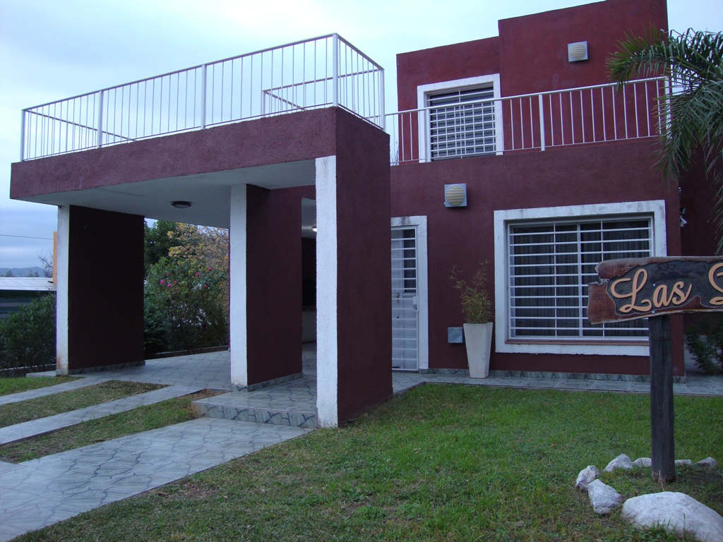 MUY LINDA CASA EN VENTA EN CARLOS PAZ, CON PILETA Y AMPLIO PARQUE. Todos los Servicios. — foto 5
