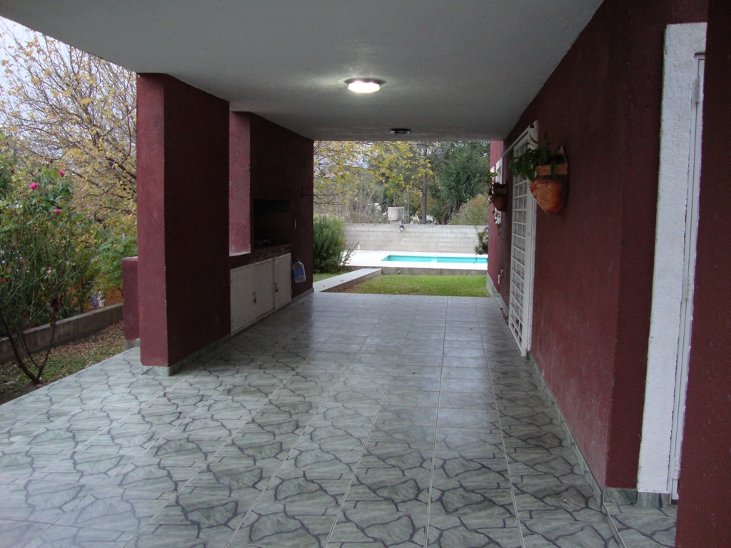 MUY LINDA CASA EN VENTA EN CARLOS PAZ, CON PILETA Y AMPLIO PARQUE. Todos los Servicios. — foto 6
