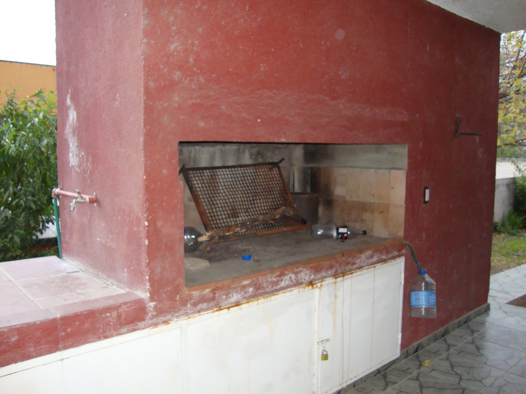 MUY LINDA CASA EN VENTA EN CARLOS PAZ, CON PILETA Y AMPLIO PARQUE. Todos los Servicios. — foto 8