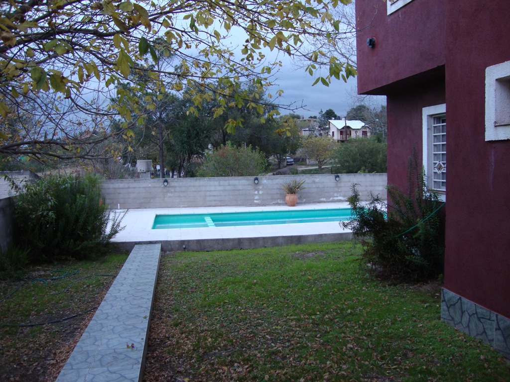 MUY LINDA CASA EN VENTA EN CARLOS PAZ, CON PILETA Y AMPLIO PARQUE. Todos los Servicios. — foto 9