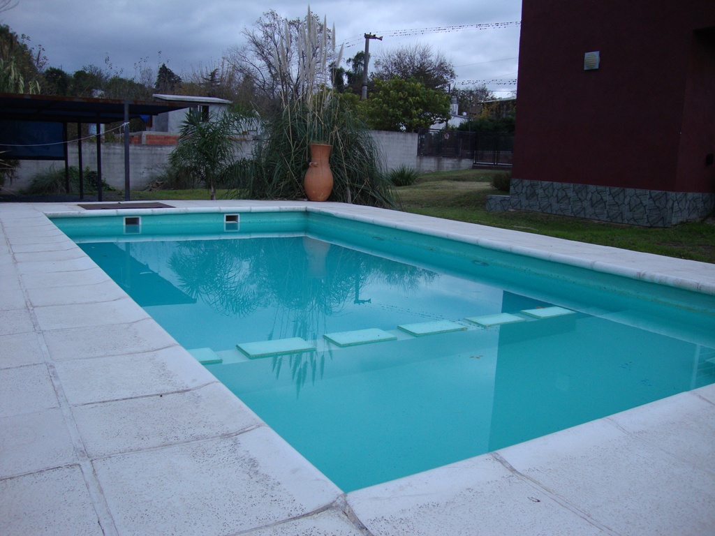 MUY LINDA CASA EN VENTA EN CARLOS PAZ, CON PILETA Y AMPLIO PARQUE. Todos los Servicios. — foto 11