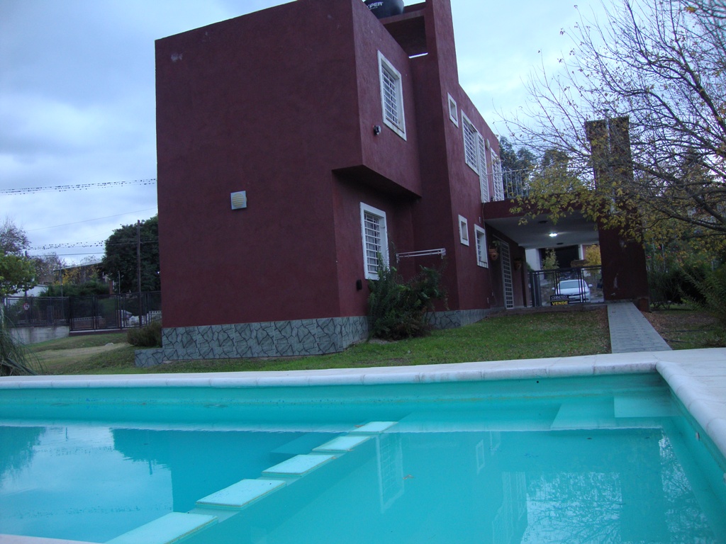 MUY LINDA CASA EN VENTA EN CARLOS PAZ, CON PILETA Y AMPLIO PARQUE. Todos los Servicios. — foto 12