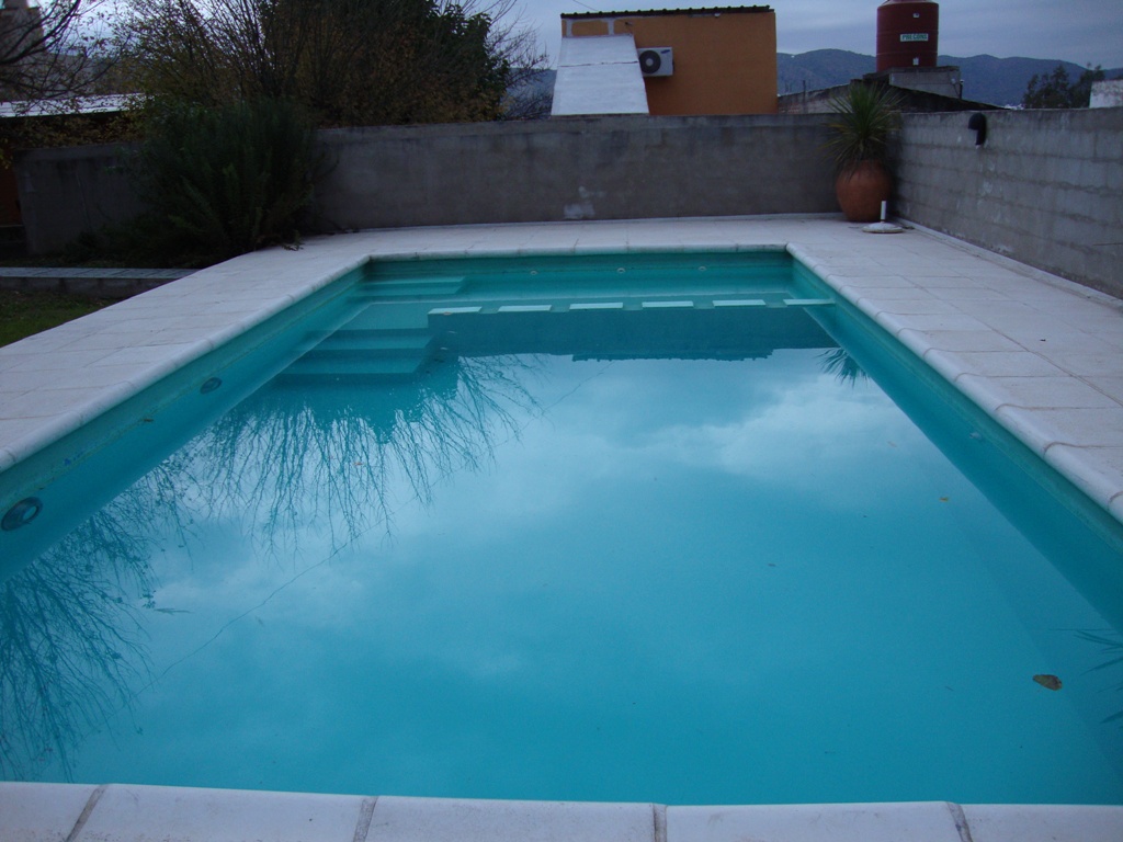 MUY LINDA CASA EN VENTA EN CARLOS PAZ, CON PILETA Y AMPLIO PARQUE. Todos los Servicios. — foto 13
