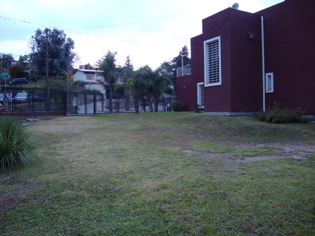 MUY LINDA CASA EN VENTA EN CARLOS PAZ, CON PILETA Y AMPLIO PARQUE. Todos los Servicios. — foto 15