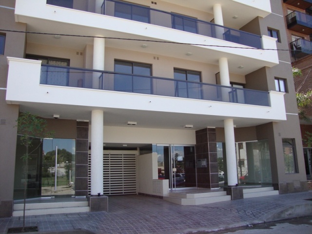 LOCAL COMERCIAL A LA CALLE, EN VILLA CARLOS PAZ, ALQUILER ANUAL - 1