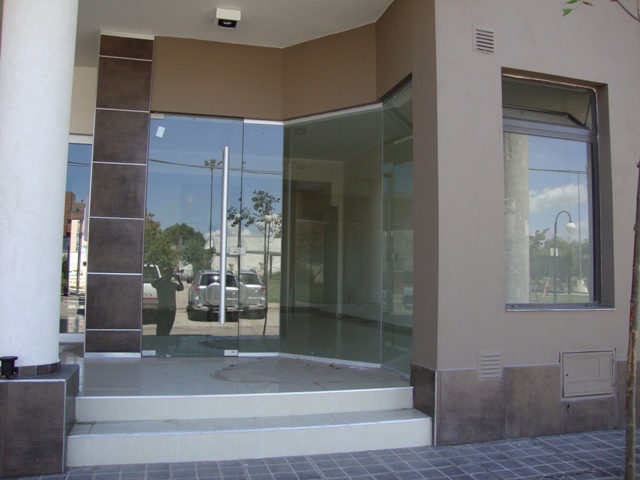 LOCAL COMERCIAL A LA CALLE, EN VILLA CARLOS PAZ, ALQUILER ANUAL - 2