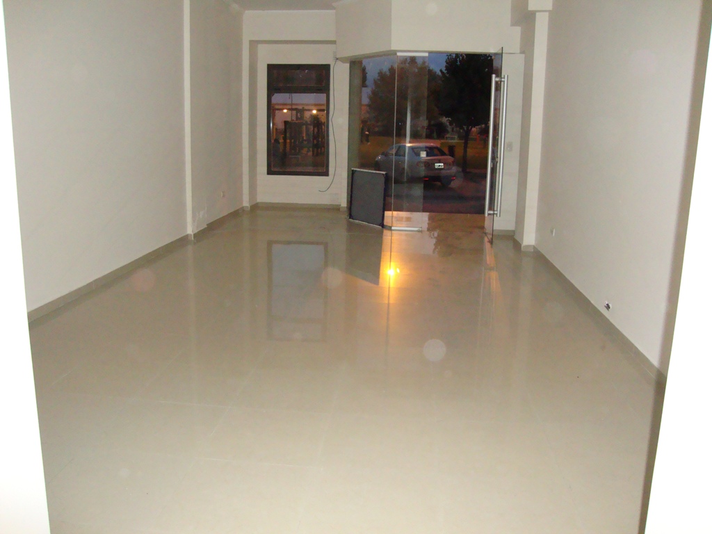 LOCAL COMERCIAL A LA CALLE, EN VILLA CARLOS PAZ, ALQUILER ANUAL - 4