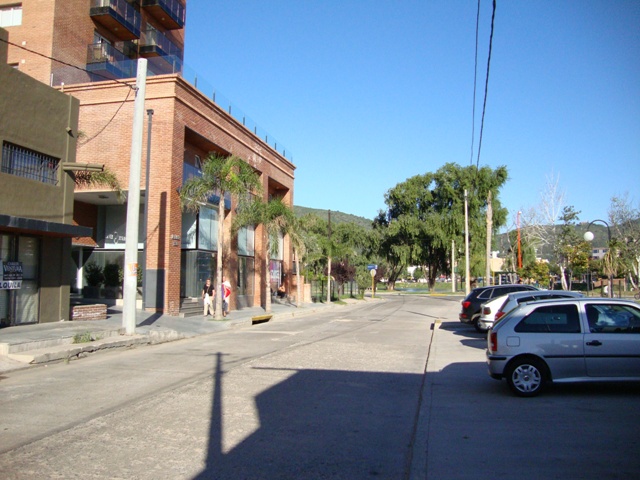 LOCAL COMERCIAL A LA CALLE, EN VILLA CARLOS PAZ, ALQUILER ANUAL - 12