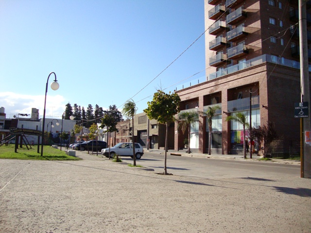 LOCAL COMERCIAL A LA CALLE, EN VILLA CARLOS PAZ, ALQUILER ANUAL - 15