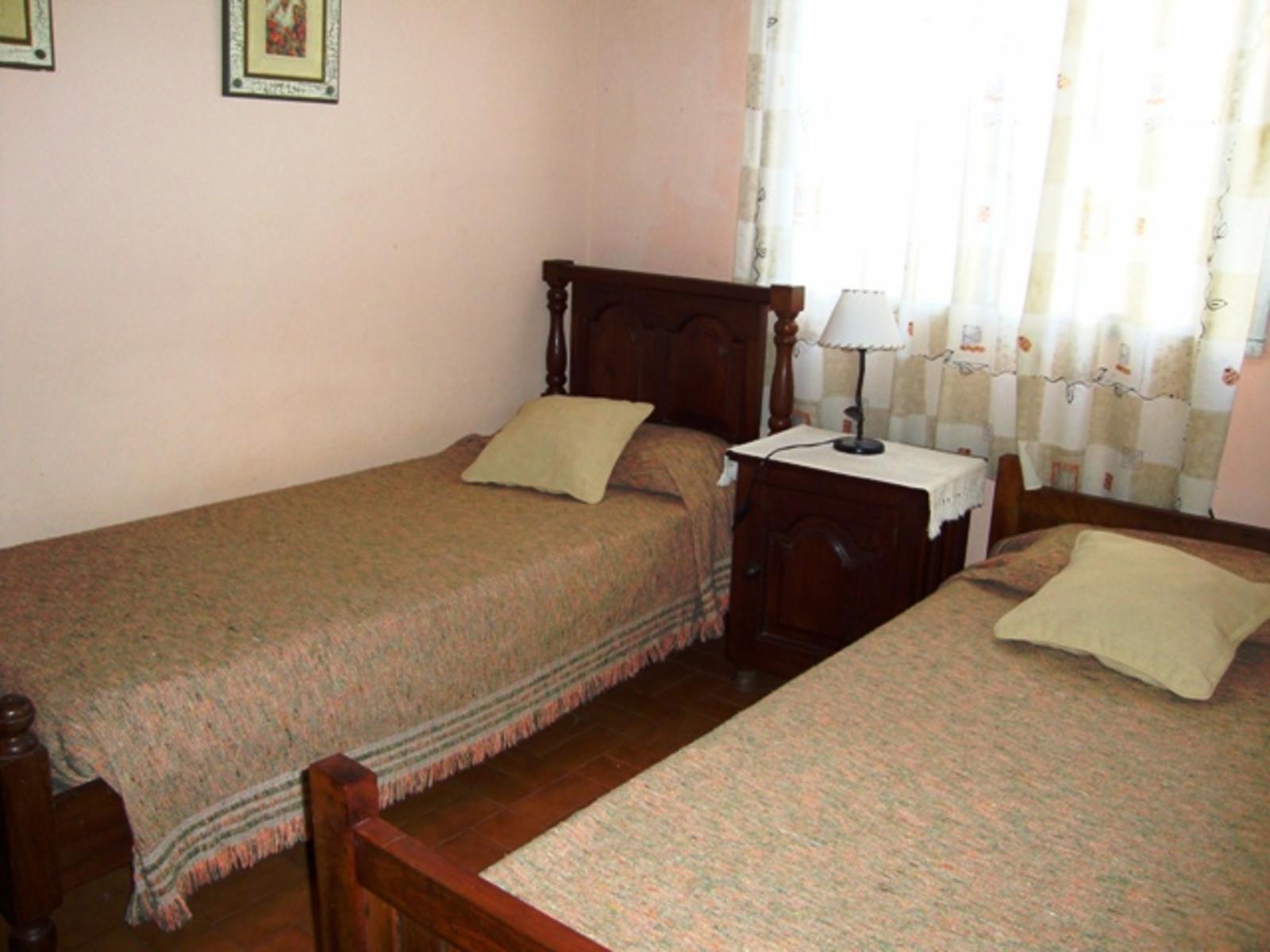 CASA EN CARLOS PAZ EN VENTA, BARRIO COSTA AZUL, todos los servicios — foto 3