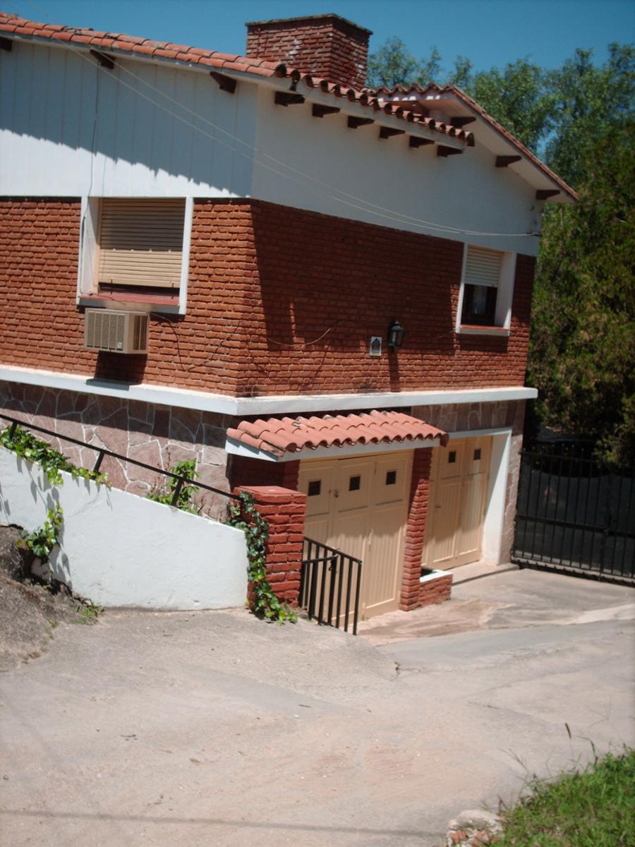 CASA EN CARLOS PAZ CON 2100 MT2 DE TERRENO A 12 CUADRAS DEL CENTRO