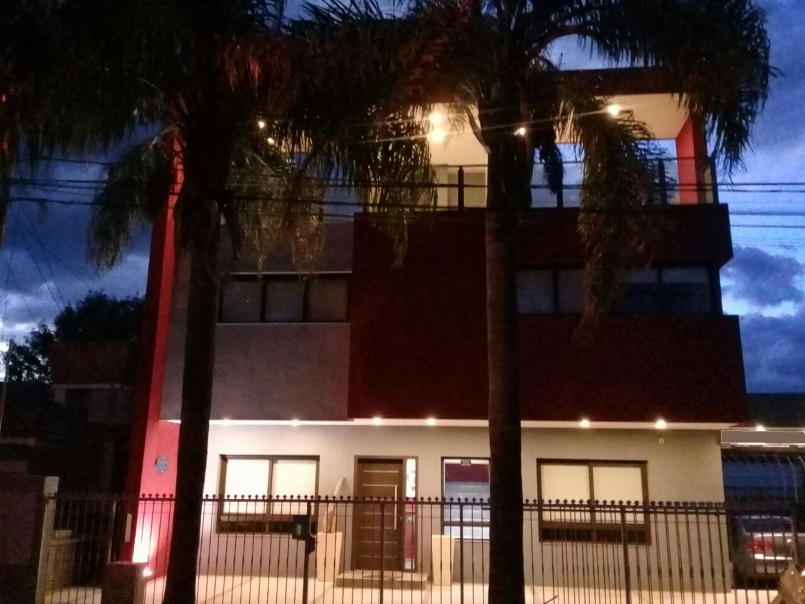 VENTA DE PROPIEDAD CON 4 DEPARTAMENTOS Y SALÓN CON COCHERAS EN VILLA CARLOS PAZ — foto 2