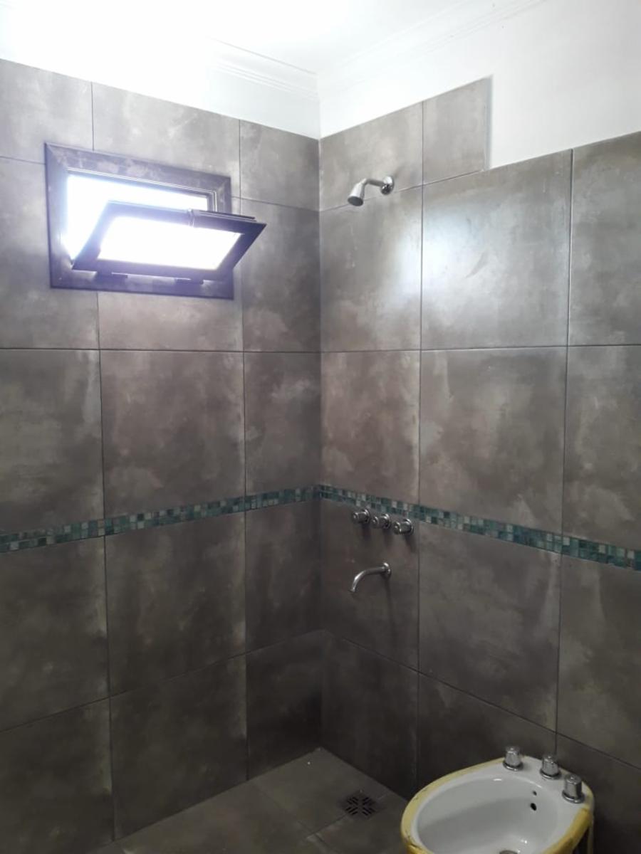 VENTA DE PROPIEDAD CON 4 DEPARTAMENTOS Y SALÓN CON COCHERAS EN VILLA CARLOS PAZ — foto 4