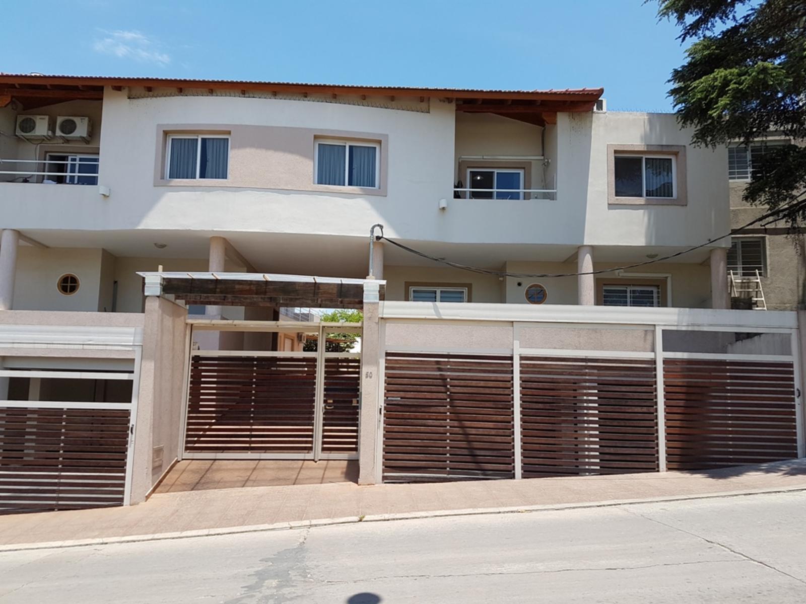 MUY LINDO DEPARTAMENTO EN VENTA EN CARLOS PAZ, CON GAS NATURAL, CALEF. CENTRAL. PILETA Y QUINCHO