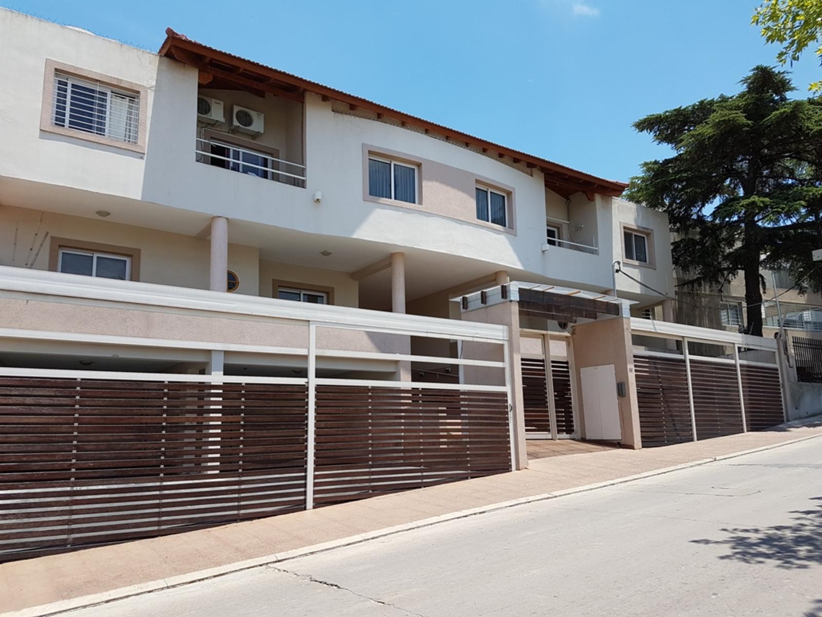 MUY LINDO DEPARTAMENTO EN VENTA EN CARLOS PAZ, CON GAS NATURAL, CALEF. CENTRAL. PILETA Y QUINCHO — foto 2