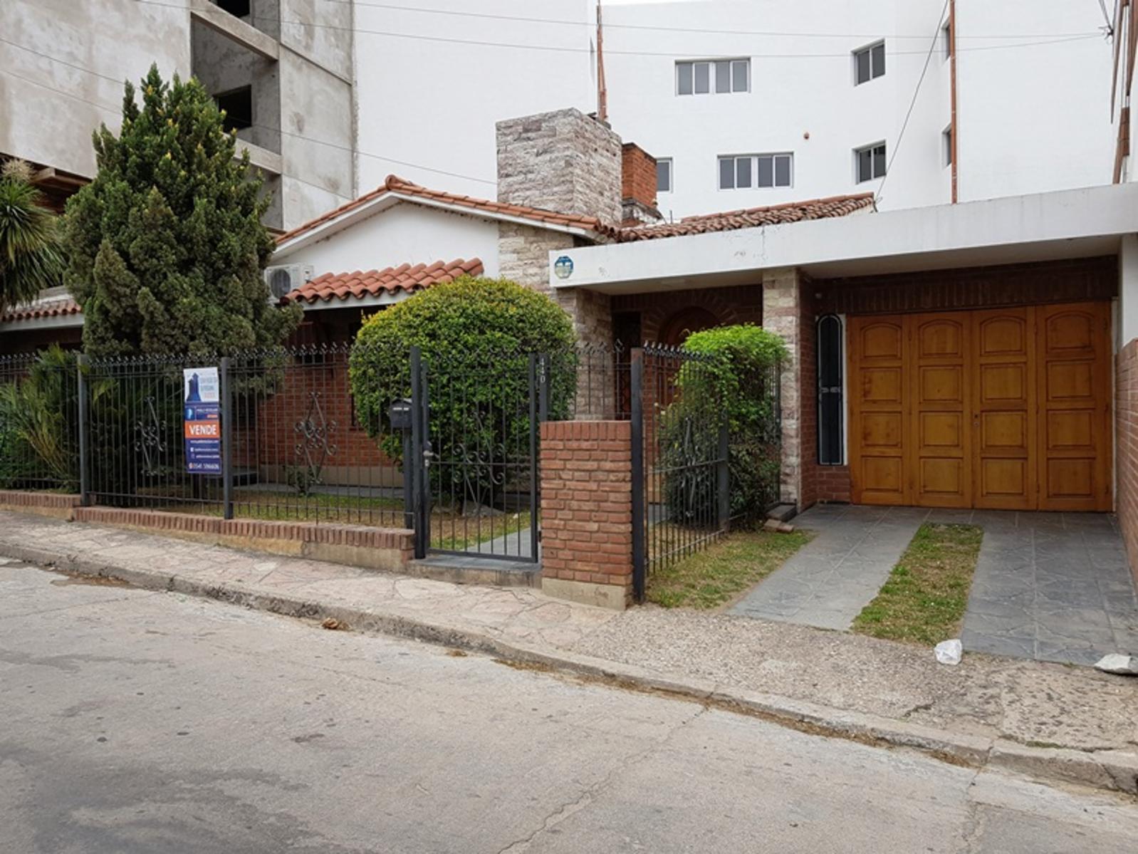MUY LINDA CASA EN VENTA EN VILLA CARLOS PAZ, CON PILETA CON JAKUZZI,CÉNTRICA. Todos Los Servicios