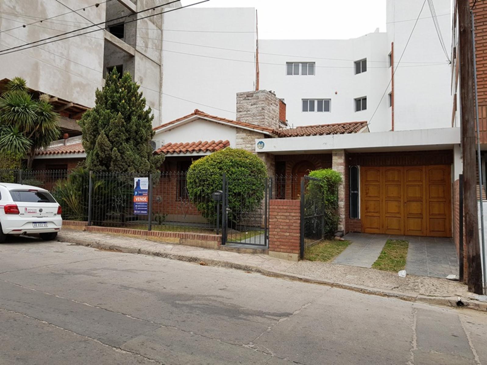 MUY LINDA CASA EN VENTA EN VILLA CARLOS PAZ, CON PILETA CON JAKUZZI,CÉNTRICA. Todos Los Servicios — foto 2