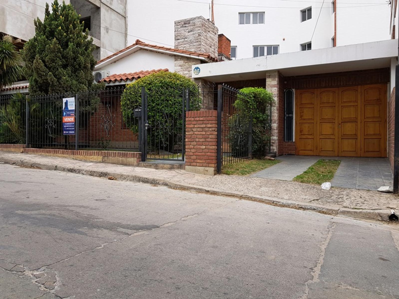 MUY LINDA CASA EN VENTA EN VILLA CARLOS PAZ, CON PILETA CON JAKUZZI,CÉNTRICA. Todos Los Servicios — foto 3