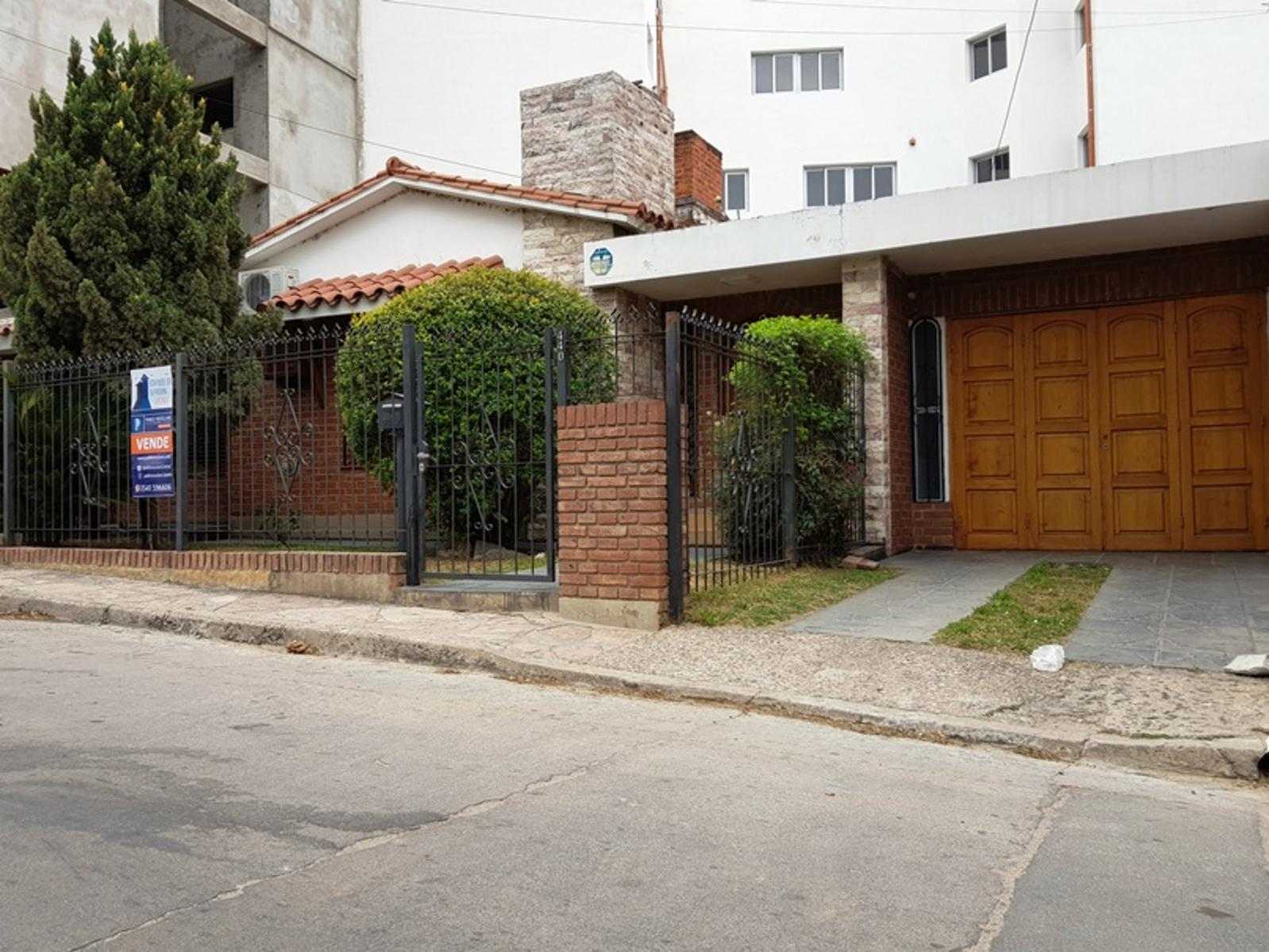 MUY LINDA CASA EN VENTA EN VILLA CARLOS PAZ, CON PILETA CON JAKUZZI,CÉNTRICA. Todos Los Servicios — foto 4