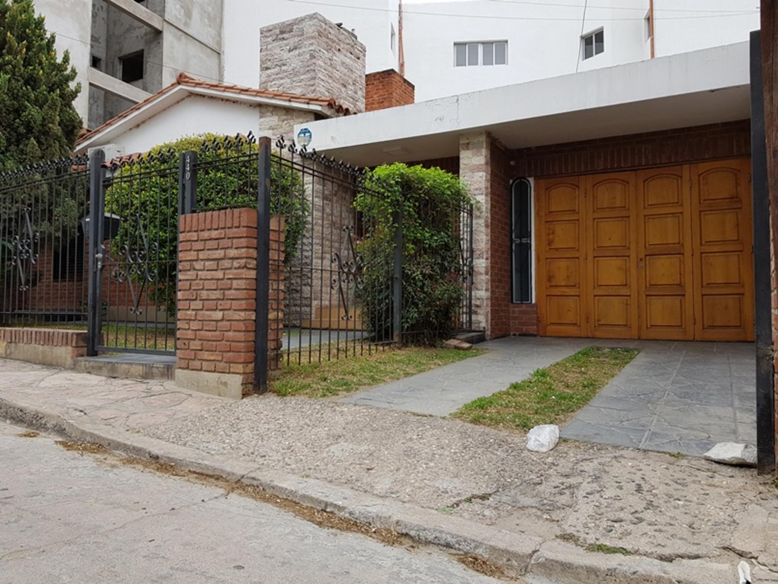 MUY LINDA CASA EN VENTA EN VILLA CARLOS PAZ, CON PILETA CON JAKUZZI,CÉNTRICA. Todos Los Servicios — foto 5