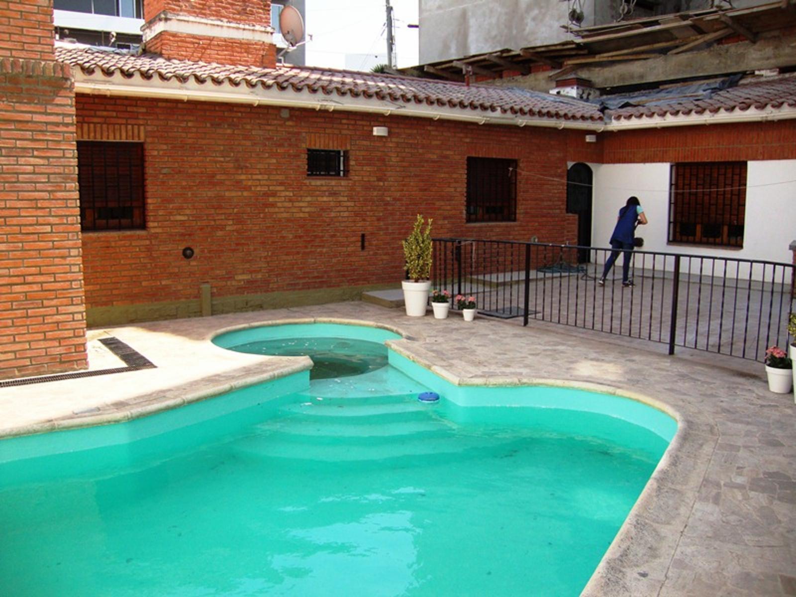 MUY LINDA CASA EN VENTA EN VILLA CARLOS PAZ, CON PILETA CON JAKUZZI,CÉNTRICA. Todos Los Servicios — foto 8