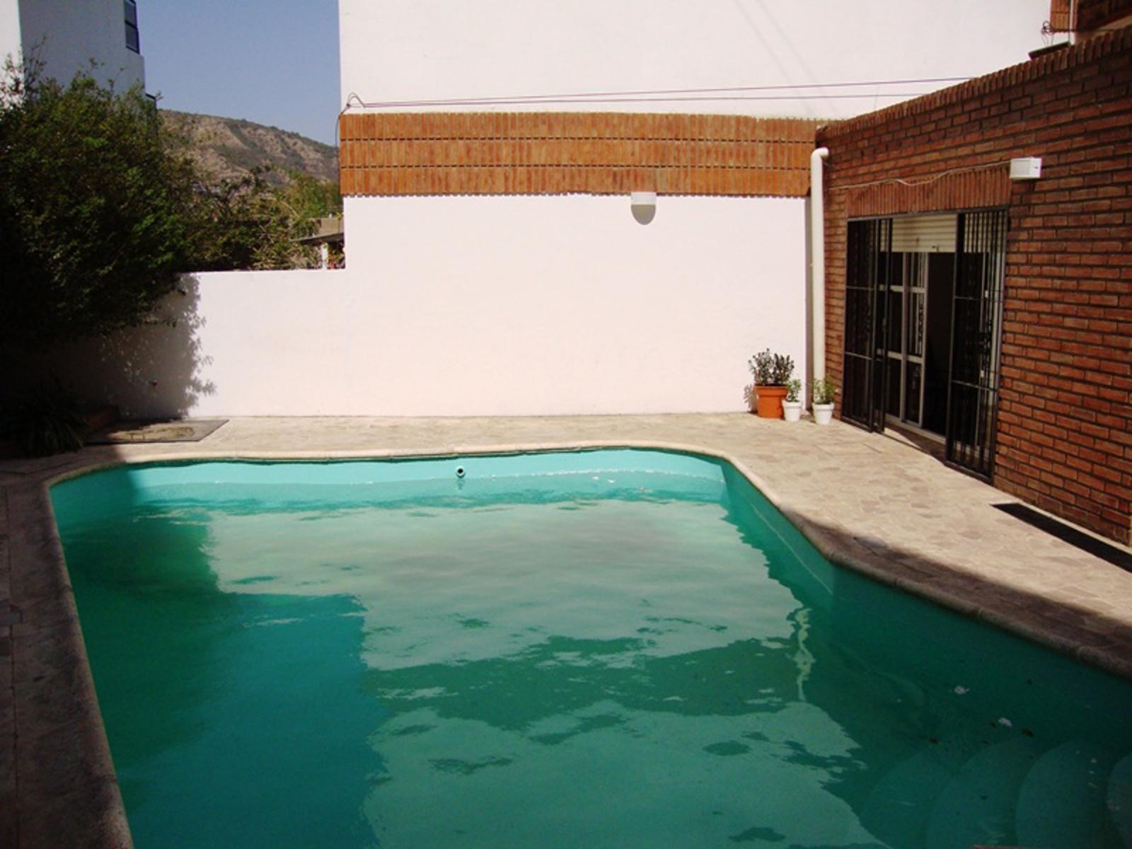 MUY LINDA CASA EN VENTA EN VILLA CARLOS PAZ, CON PILETA CON JAKUZZI,CÉNTRICA. Todos Los Servicios — foto 9