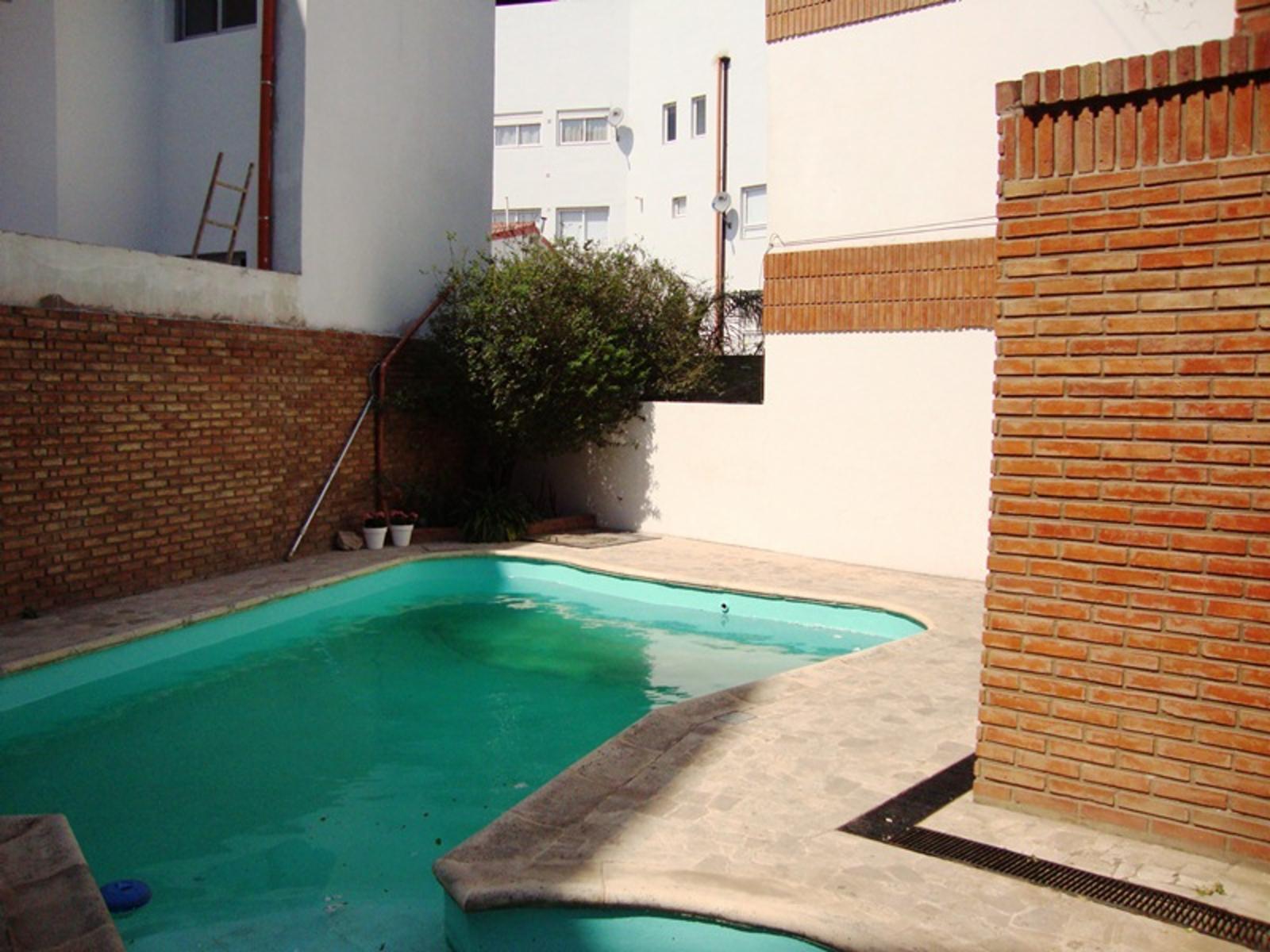 MUY LINDA CASA EN VENTA EN VILLA CARLOS PAZ, CON PILETA CON JAKUZZI,CÉNTRICA. Todos Los Servicios — foto 11