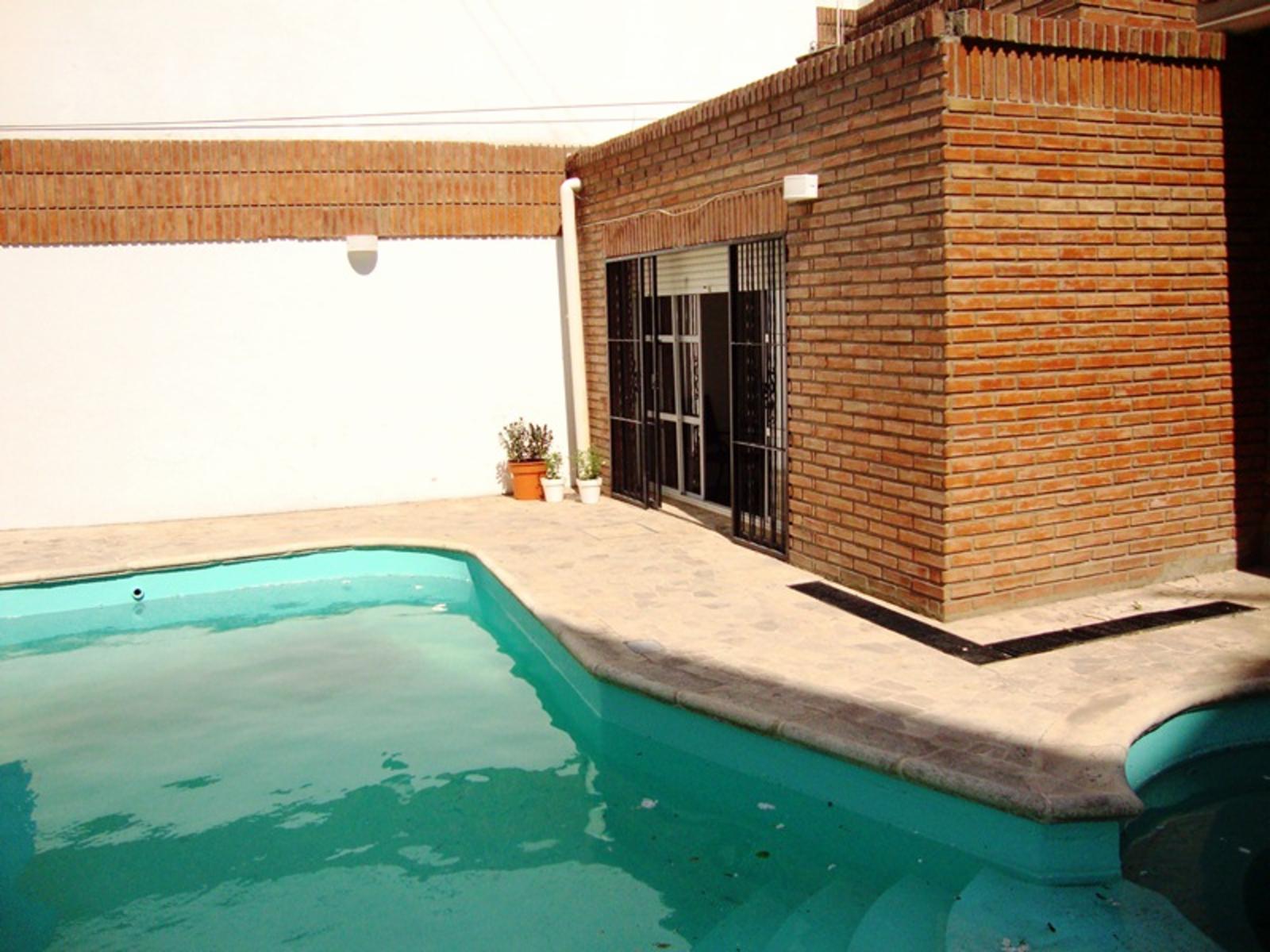 MUY LINDA CASA EN VENTA EN VILLA CARLOS PAZ, CON PILETA CON JAKUZZI,CÉNTRICA. Todos Los Servicios — foto 12