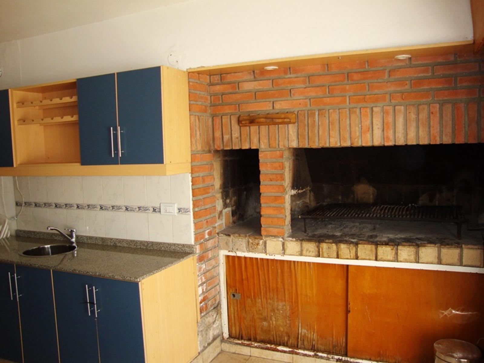 MUY LINDA CASA EN VENTA EN VILLA CARLOS PAZ, CON PILETA CON JAKUZZI,CÉNTRICA. Todos Los Servicios — foto 14