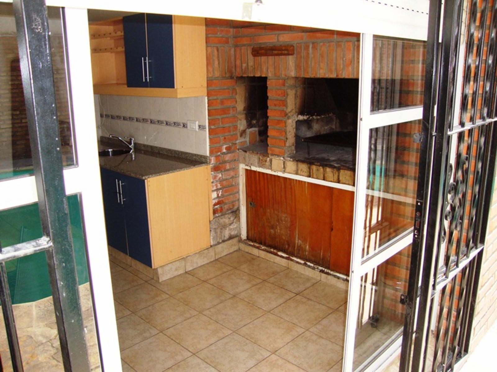 MUY LINDA CASA EN VENTA EN VILLA CARLOS PAZ, CON PILETA CON JAKUZZI,CÉNTRICA. Todos Los Servicios — foto 15