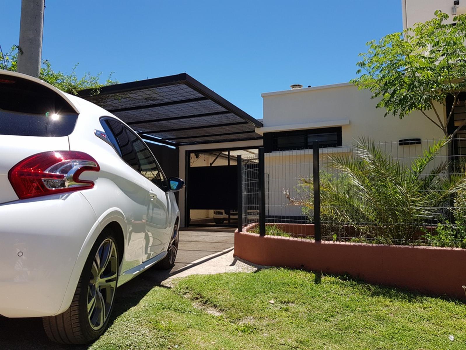 EXCELENTE CASA EN VENTA EN VILLA CARLOS PAZ, 3 DORMITORIOS, PILETA,VISTA PANORÁMICA, HERMOSA. — foto 2