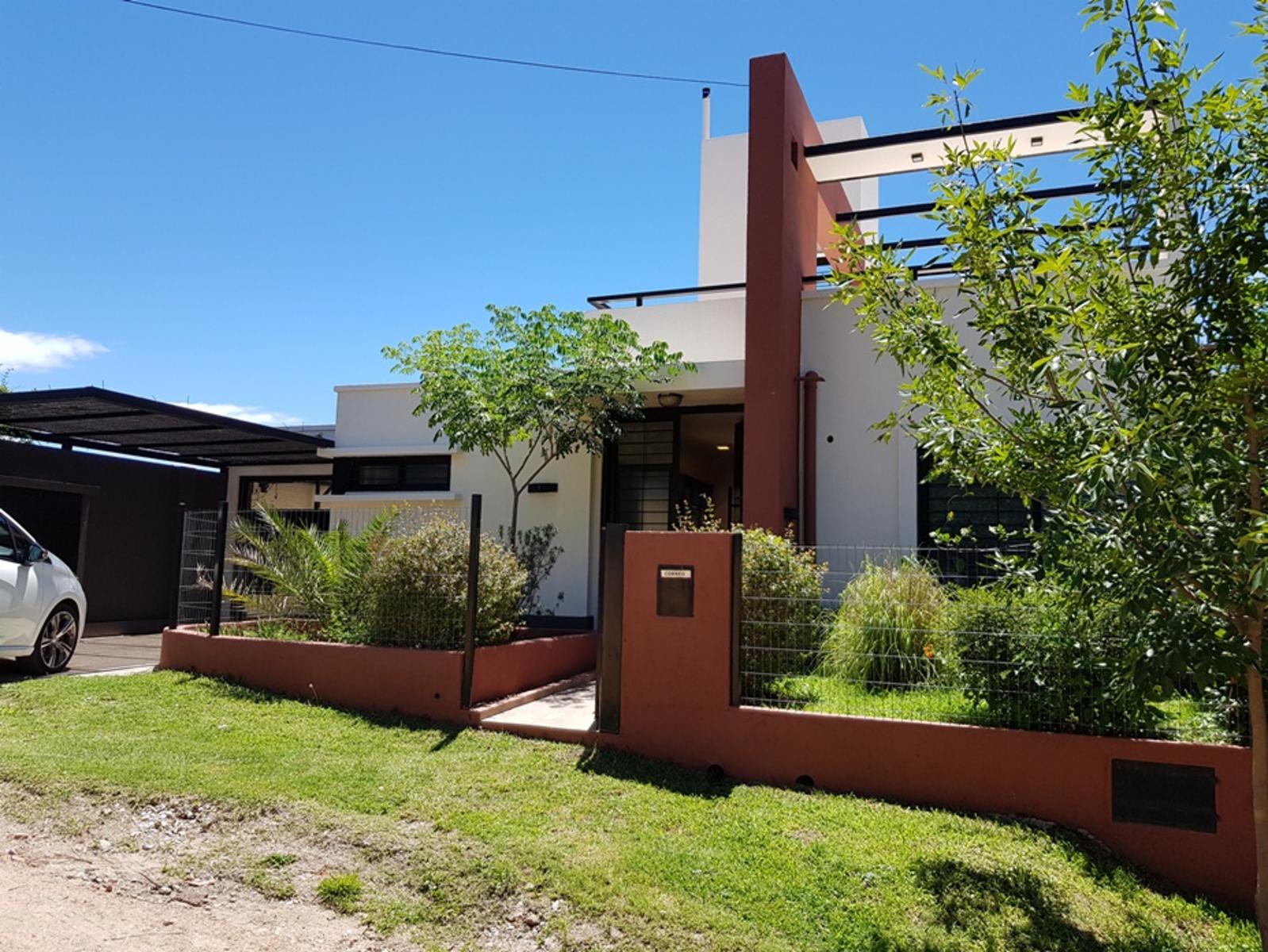 EXCELENTE CASA EN VENTA EN VILLA CARLOS PAZ, 3 DORMITORIOS, PILETA,VISTA PANORÁMICA, HERMOSA. — foto 3