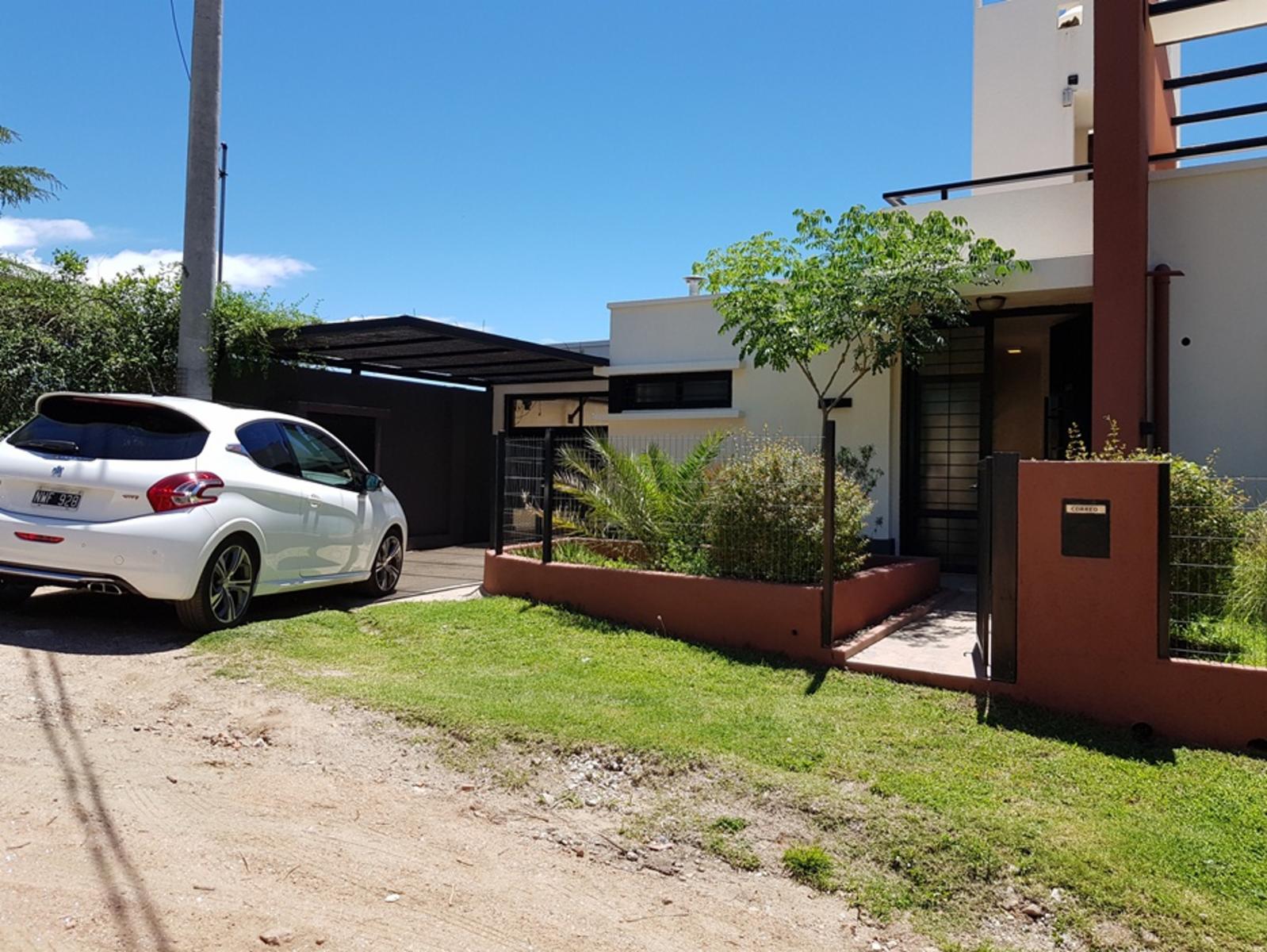 EXCELENTE CASA EN VENTA EN VILLA CARLOS PAZ, 3 DORMITORIOS, PILETA,VISTA PANORÁMICA, HERMOSA. — foto 4
