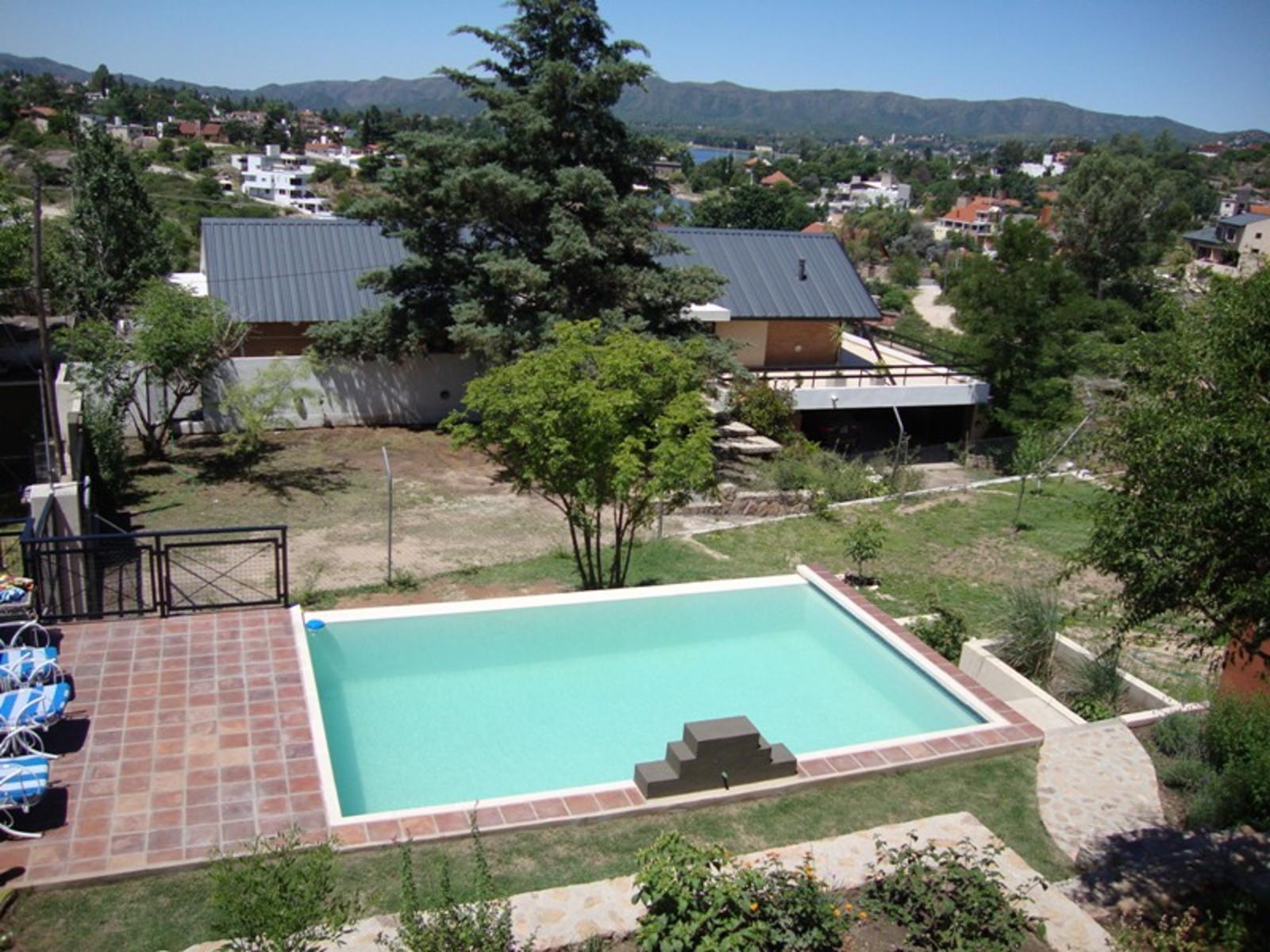 EXCELENTE CASA EN VENTA EN VILLA CARLOS PAZ, 3 DORMITORIOS, PILETA,VISTA PANORÁMICA, HERMOSA. — foto 10