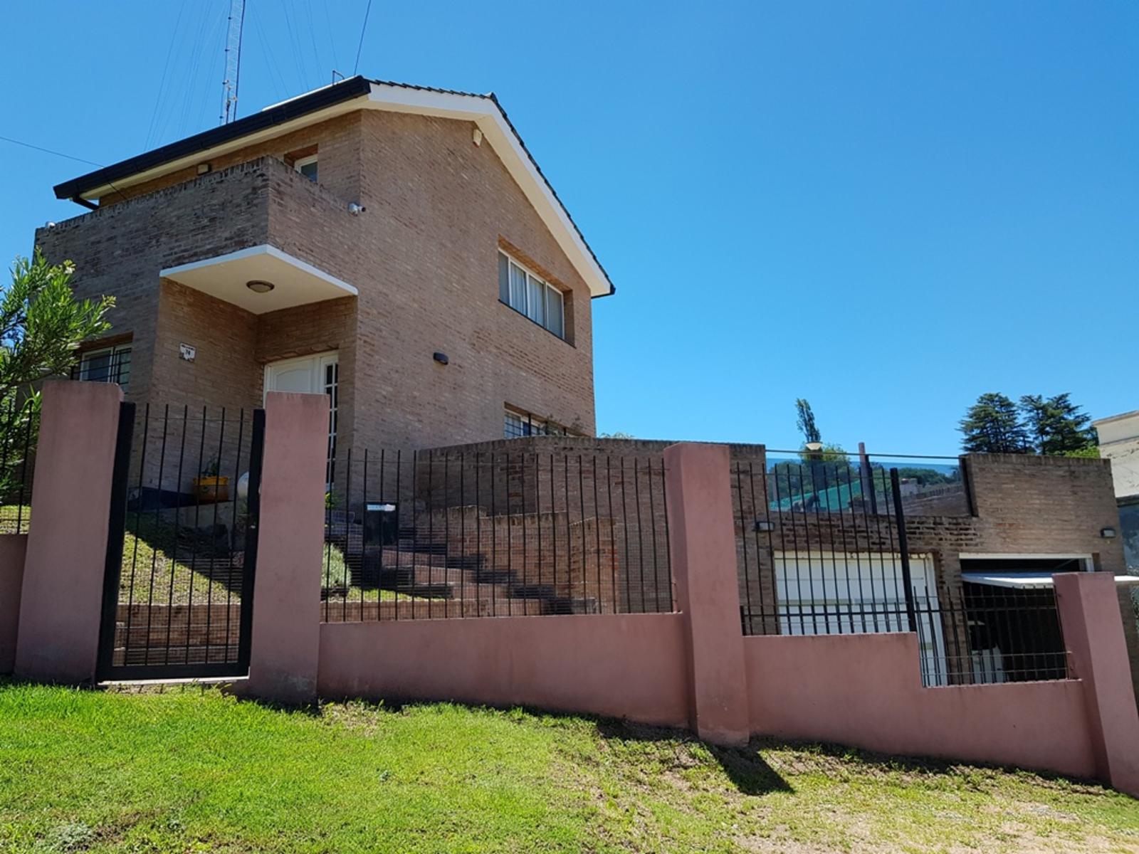 MUY LINDA CASA EN VENTA EN VILLA CARLOS PAZ, BARRIO VILLA DEL LAGO,AMPLIA, CON PILETA.