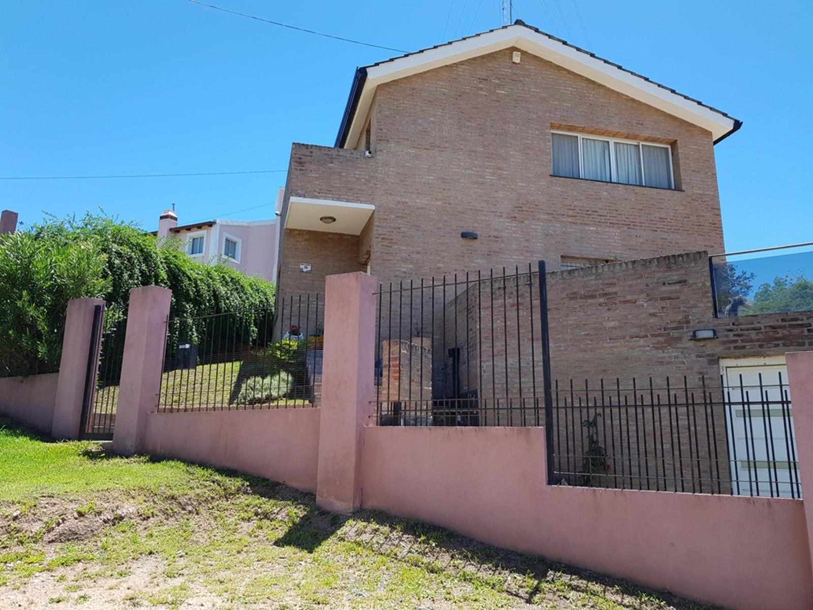 MUY LINDA CASA EN VENTA EN VILLA CARLOS PAZ, BARRIO VILLA DEL LAGO,AMPLIA, CON PILETA. — foto 2