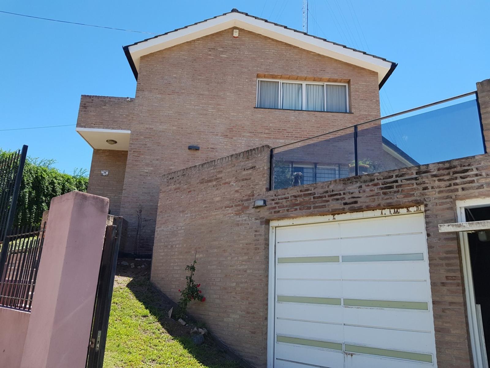 MUY LINDA CASA EN VENTA EN VILLA CARLOS PAZ, BARRIO VILLA DEL LAGO,AMPLIA, CON PILETA. — foto 3