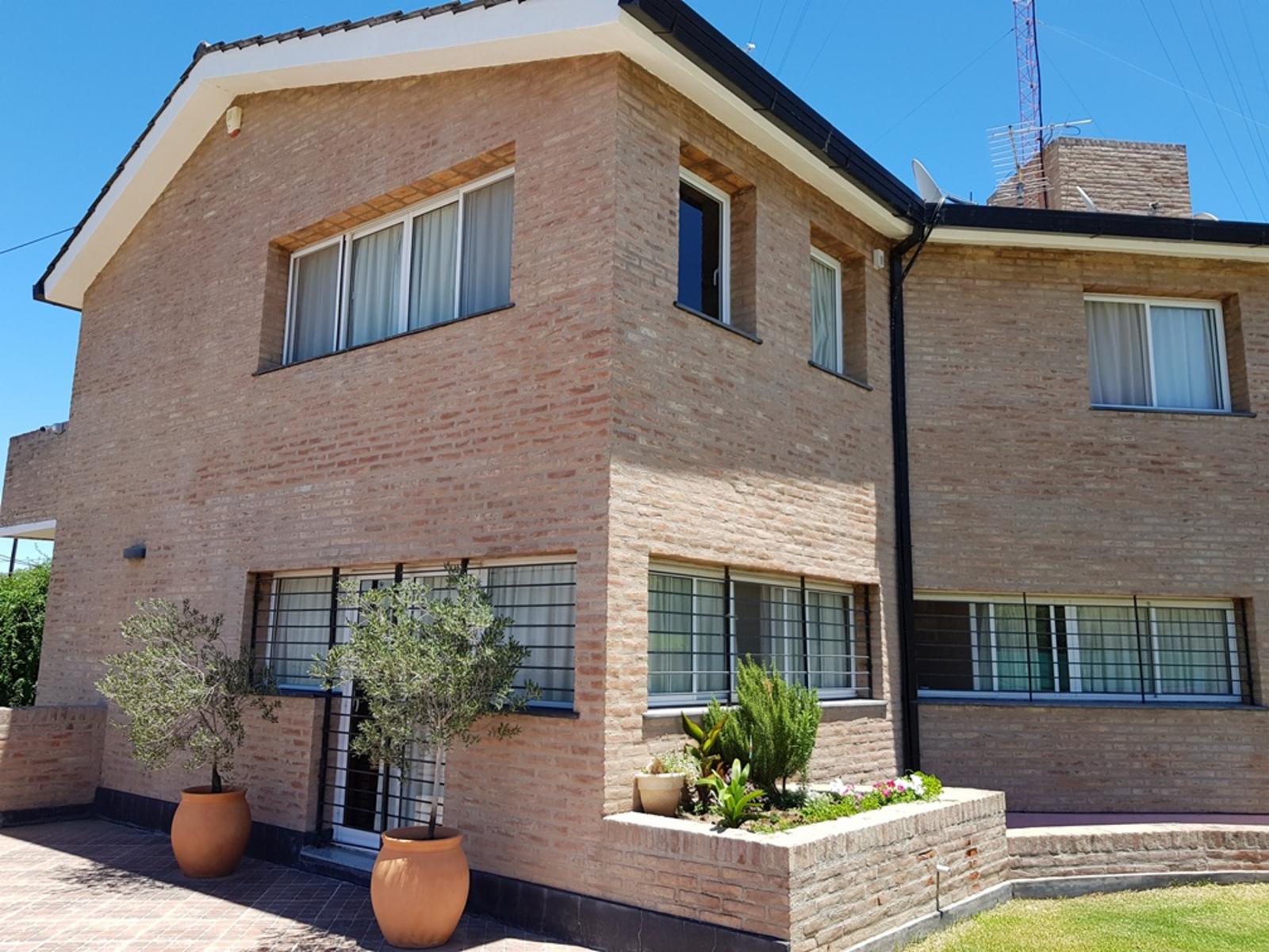 MUY LINDA CASA EN VENTA EN VILLA CARLOS PAZ, BARRIO VILLA DEL LAGO,AMPLIA, CON PILETA. — foto 4